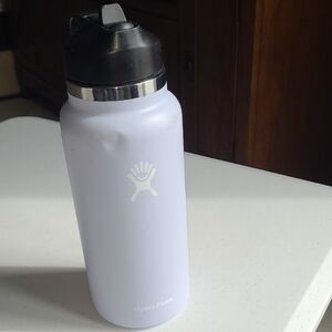 Hydro Flask Pastel Purple Bottle with Black Lid